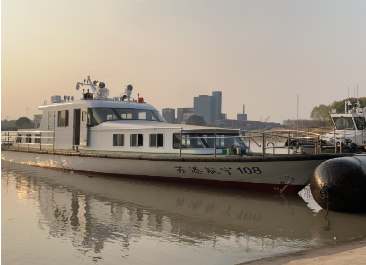 由嘉興市偉佳船舶有限公司建造的“蘇港航寧108”航標艇 為南京交通再添“黑科技”